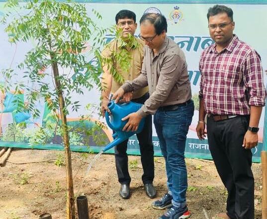 कलेक्टर ने हरियर राजनांदगांव के लिए लगाए नीम एवं बेल के पौधे