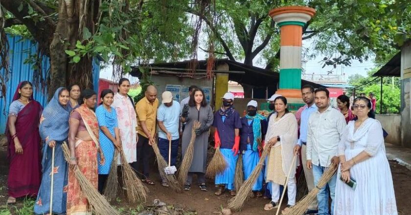 ग्राम रेंगाकठेरा में मनाया गया स्वच्छता त्यौहार – सीईओ जिला पंचायत ने ग्रामीणों के साथ की साफ-सफाई