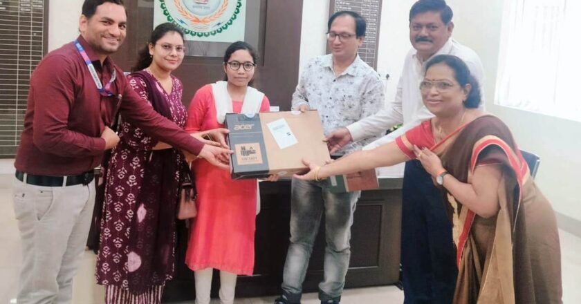 राजनांदगांव : कलेक्टर ने कुमारी चांदनी को 12वीं की परीक्षा में जिले में प्रथम स्थान प्राप्त करने पर प्रदान किया लैपटॉप