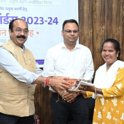 उप मुख्यमंत्री अरुण साव ने ‘स्पार्क’ पुरस्कार विजेता नगरीय निकायों के अधिकारियों और लाभार्थियों को किया सम्मानित