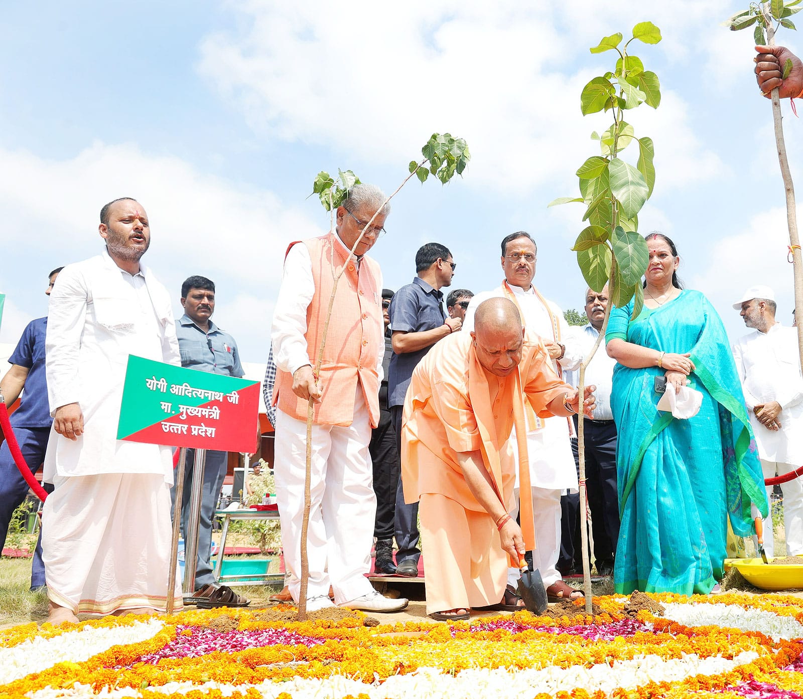 लखनऊ में वृक्षारोपण जन अभियान-2024 के अंतर्गत आज ही उत्तर प्रदेश में 36.50 करोड़ पौधरोपण के लिए महाभियान का शुभारंभ हुआ।