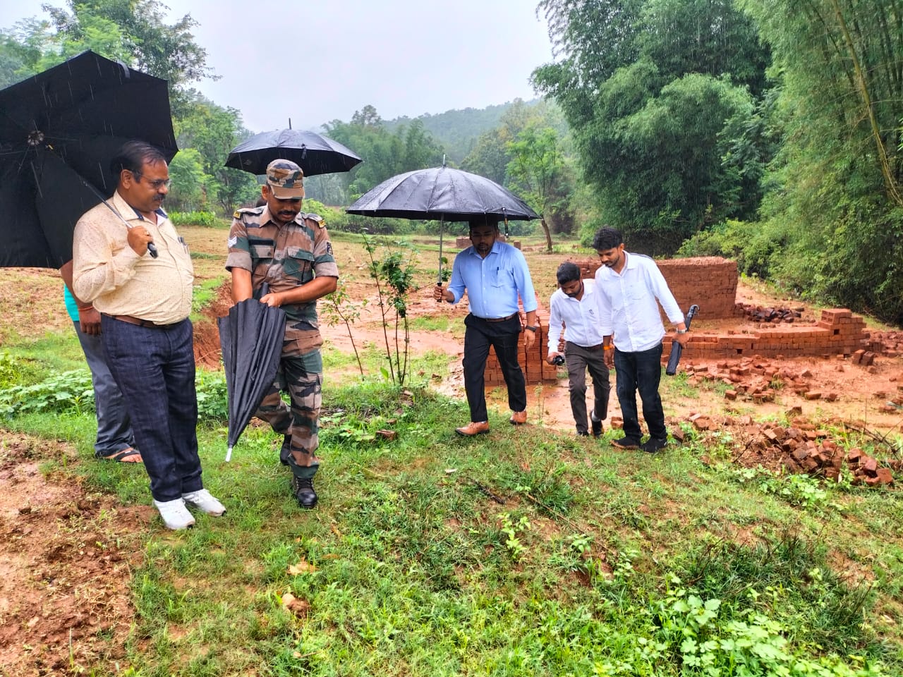 सीईओ जिला पंचायत ने छतोरी के जनमन आवास और बाघमाड़ा नाला का किया निरीक्षण