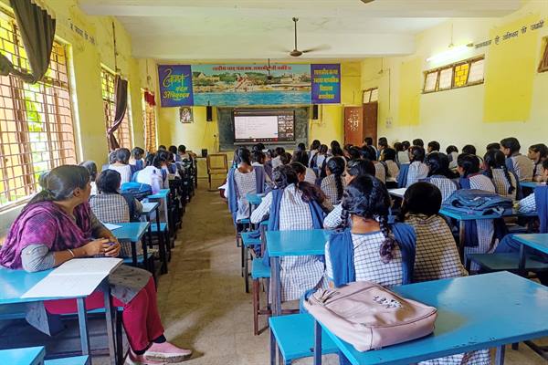 खरगोन जिले में ई-कक्षाओं में पढ़ रहे हैं बच्चे, सरकारी स्कूल बने प्रभावकारी
