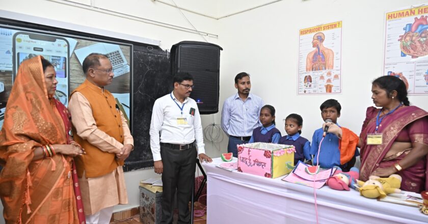 मुख्यमंत्री के समक्ष डिजिटल एप्प ई-जादुई पिटारा की खूबियों का किया गया प्रदर्शन