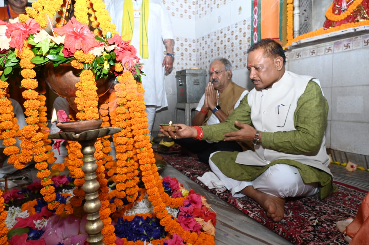 मुख्यमंत्री साय ने किलकिला में भगवान शिव की पूजा-अर्चना कर प्रदेशवासियों की सुख-समृद्धि और खुशहाली की कामना की