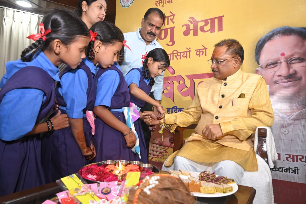 मुख्यमंत्री की कलाई पर अभ्यास स्कूल की छात्राओं ने सजाई खुद की बनाई राखी