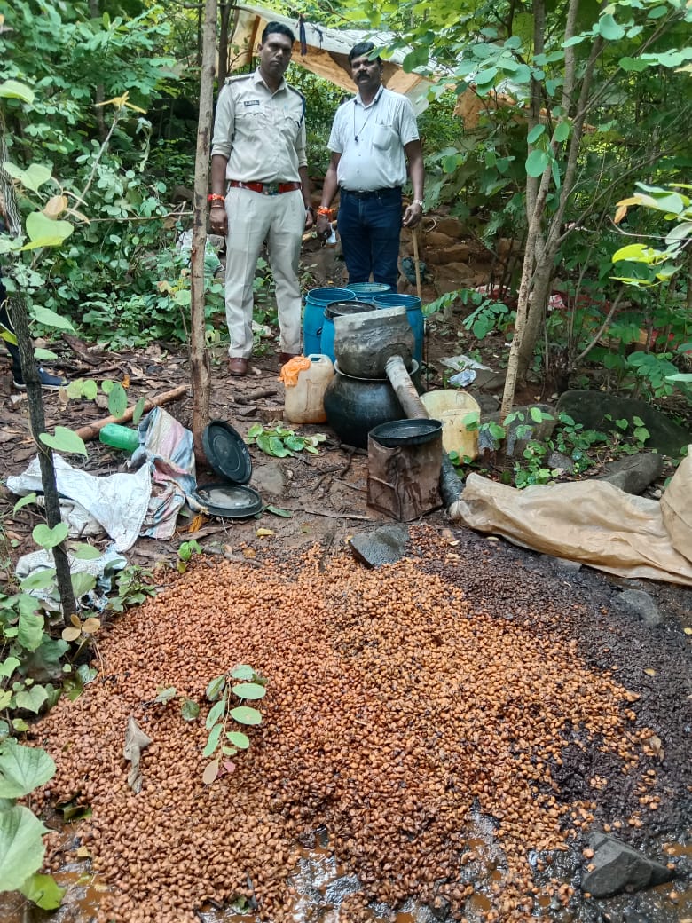 अवैध हाथभट्टी महुआ शराब निर्माण पर कार्रवाई, 60 लीटर शराब जब्त