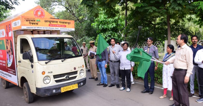 कलेक्टर ने अधिक से अधिक आयुष्मान कार्ड बनवाने एवं योजना के प्रचार-प्रसार के लिए कलेक्टोरेट परिसर से साईकल रैली को हरी झण्डी दिखाकर किया रवाना