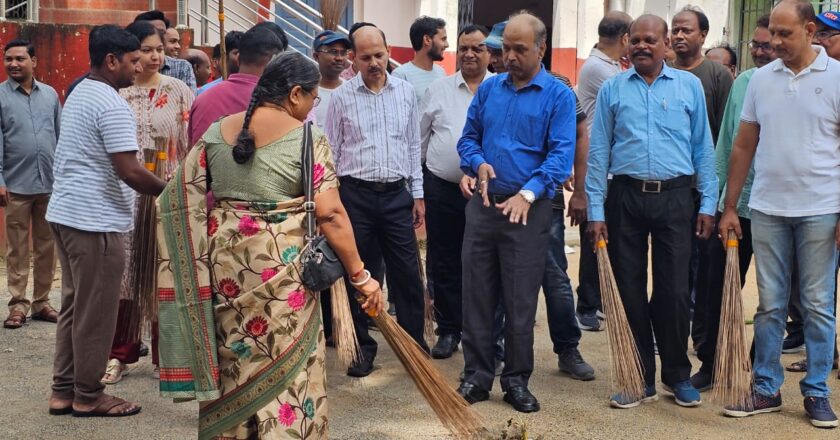 स्वच्छता ही सेवा’ अभियान के तहत जिला एवं सत्र न्यायालय में न्यायाधीश सहित न्यायालयीन अधिकारी, कर्मचारी एवं अधिवक्ताओं द्वारा की गई साफ-सफाई