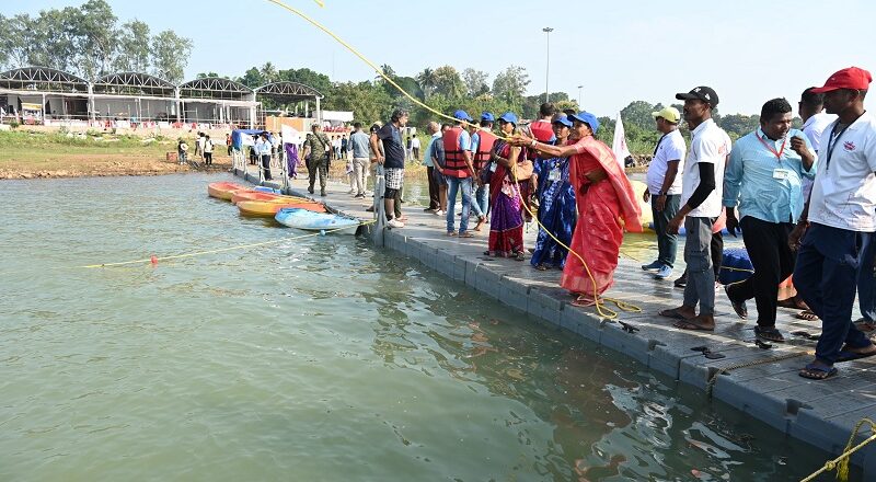 जल जगार: महोत्सव में खेलों में महिलाएं भी उत्साह से ले रहीं हिस्सा, स्टालों में भी लोगों की भीड़