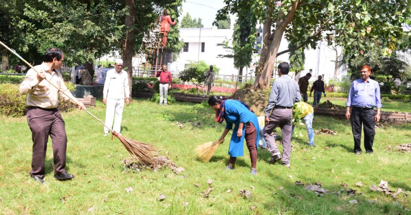 कलेक्टर ने राष्ट्रपिता महात्मा गांधी एवं देश के पूर्व प्रधानमंत्री भारत रत्न लालबहादुर शास्त्री की जयंती के अवसर पर माल्यार्पण कर उन्हें नमन किया