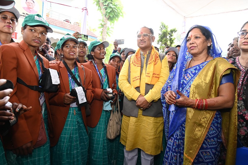 मुख्यमंत्री विष्णु देव साय ने बिजली सखियों को वितरित किए किट