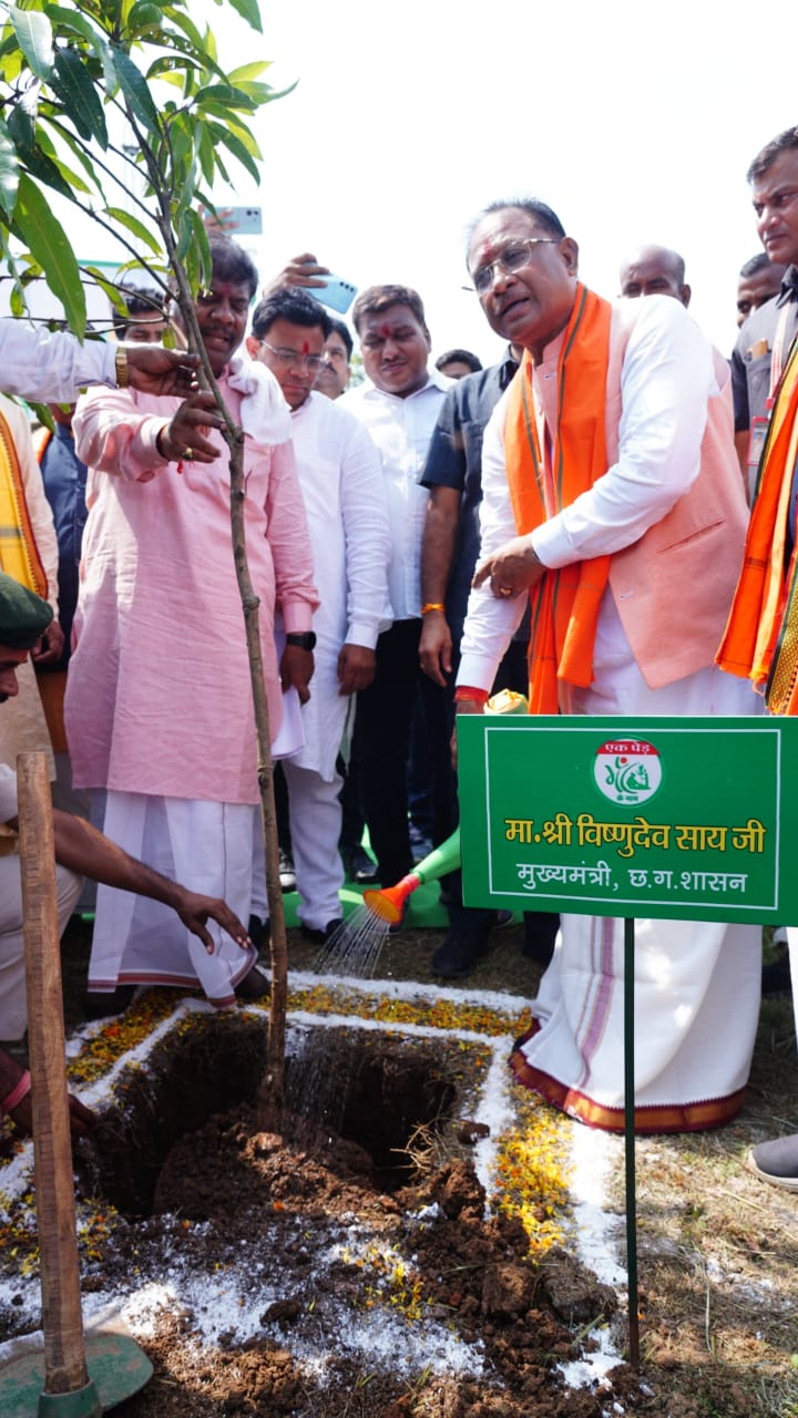 मुख्यमंत्री विष्णु देव साय ने एक पेड़ मां के नाम अभियान के अंतर्गत लगाया केसर आम का पौधा