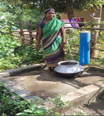 पहाड़ के ऊपर बसे गांव गहन्दर में हर घर पहुंचा नल, लोगों को घरों में ही मिला रहा पीने का पानी