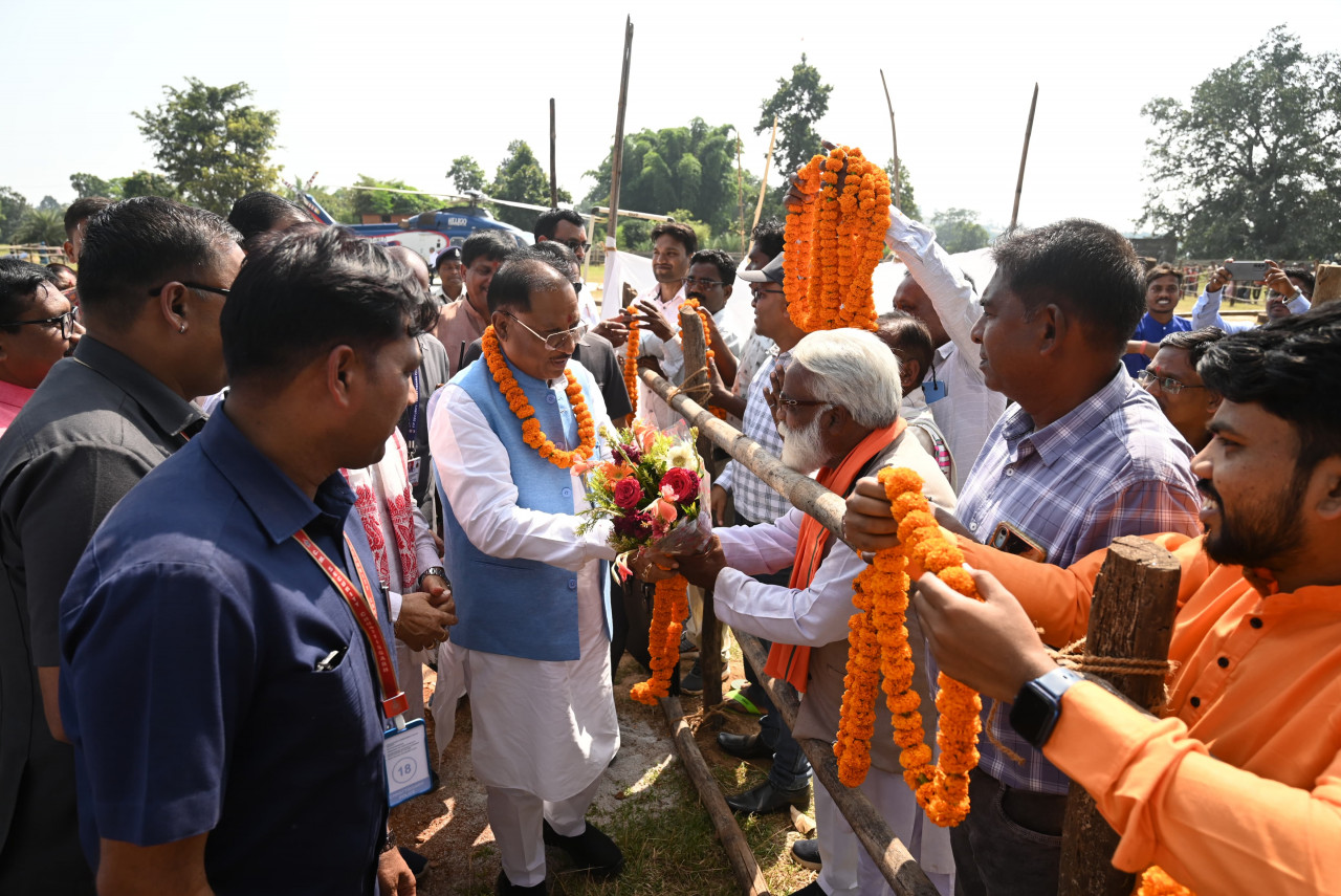 मुख्यमंत्री विष्णुदेव साय सरगुजा क्षेत्र आदिवासी विकास प्राधिकरण की बैठक में शामिल होने के लिए मयाली नेचर कैम्प के निकट स्थित हेलीपैड पहुंचे