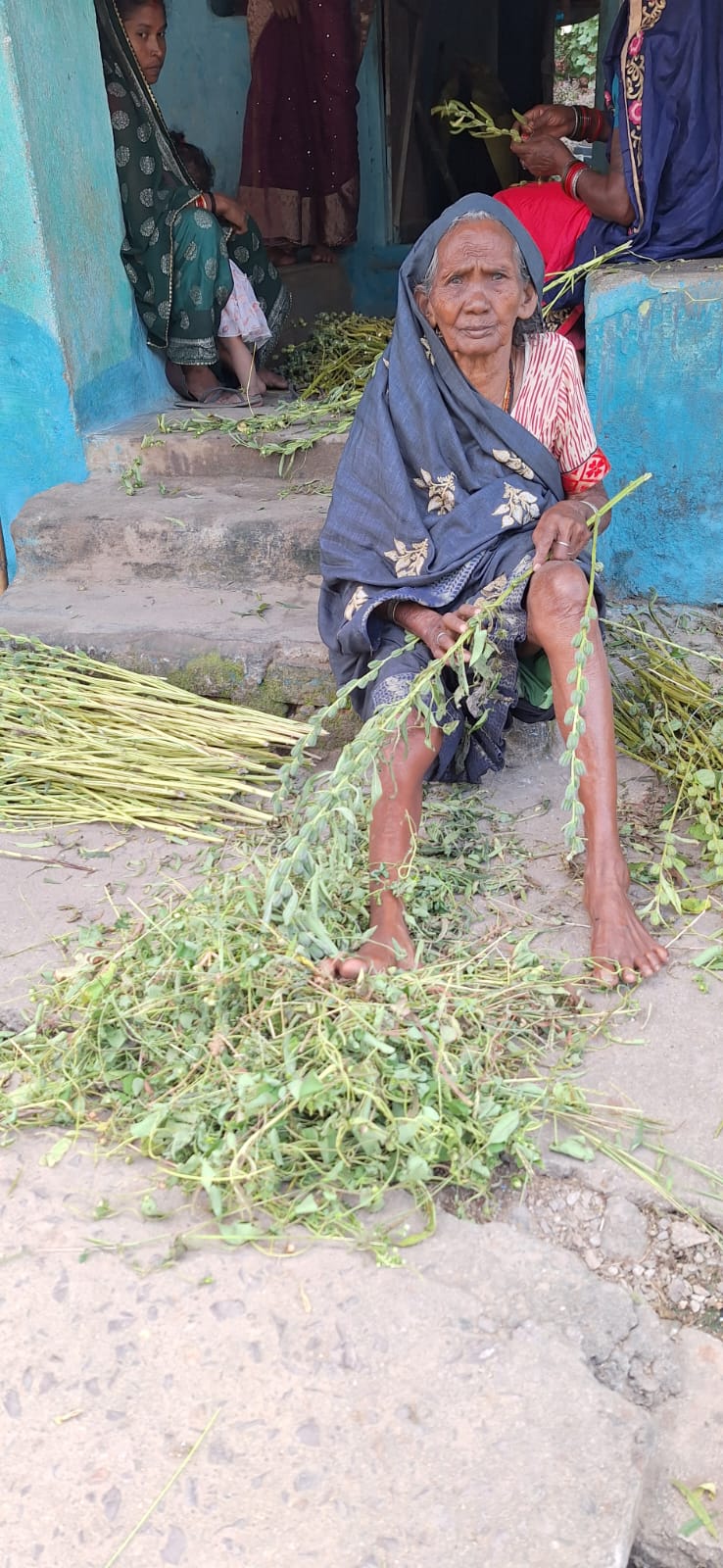 सौ रुपए भी नहीं जोड़ पाती थीं मेंघनीबाई, अब एक हजार पाकर खुश है