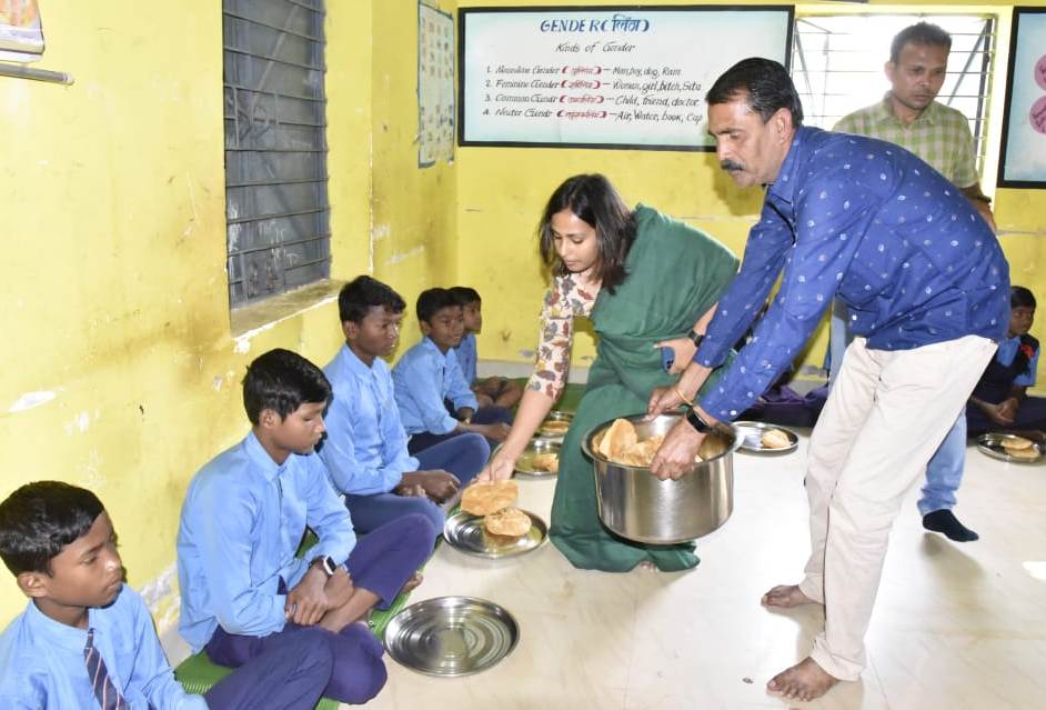 करंजी सरपंच द्वारा माध्यमिक शाला के बच्चों को कराया गया न्यौता भोज