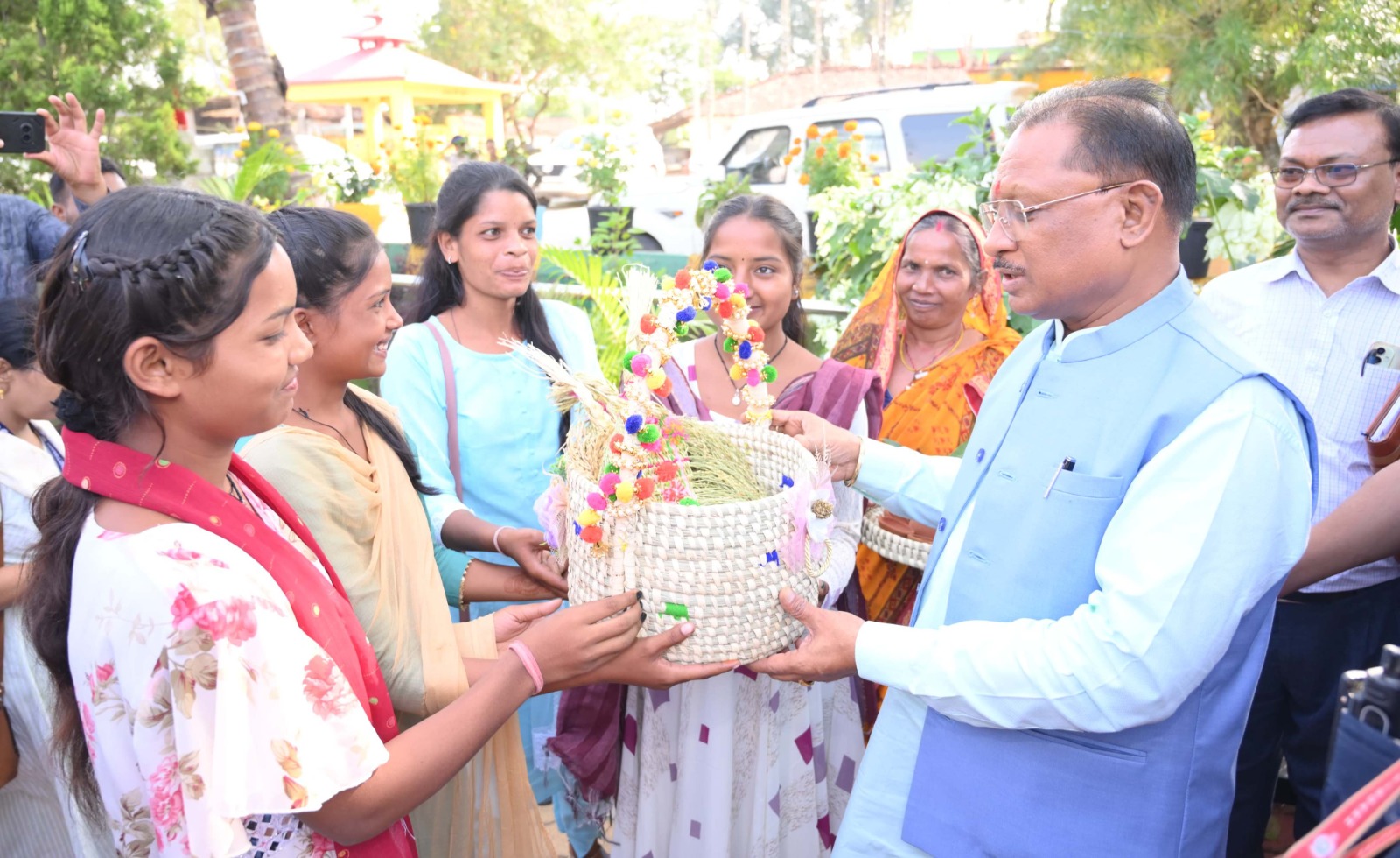 मुख्यमंत्री  विष्णुदेव साय ने प्रधानमंत्री आवास योजना की हितग्राहियों को दीपावली का उपहार भेंट किया