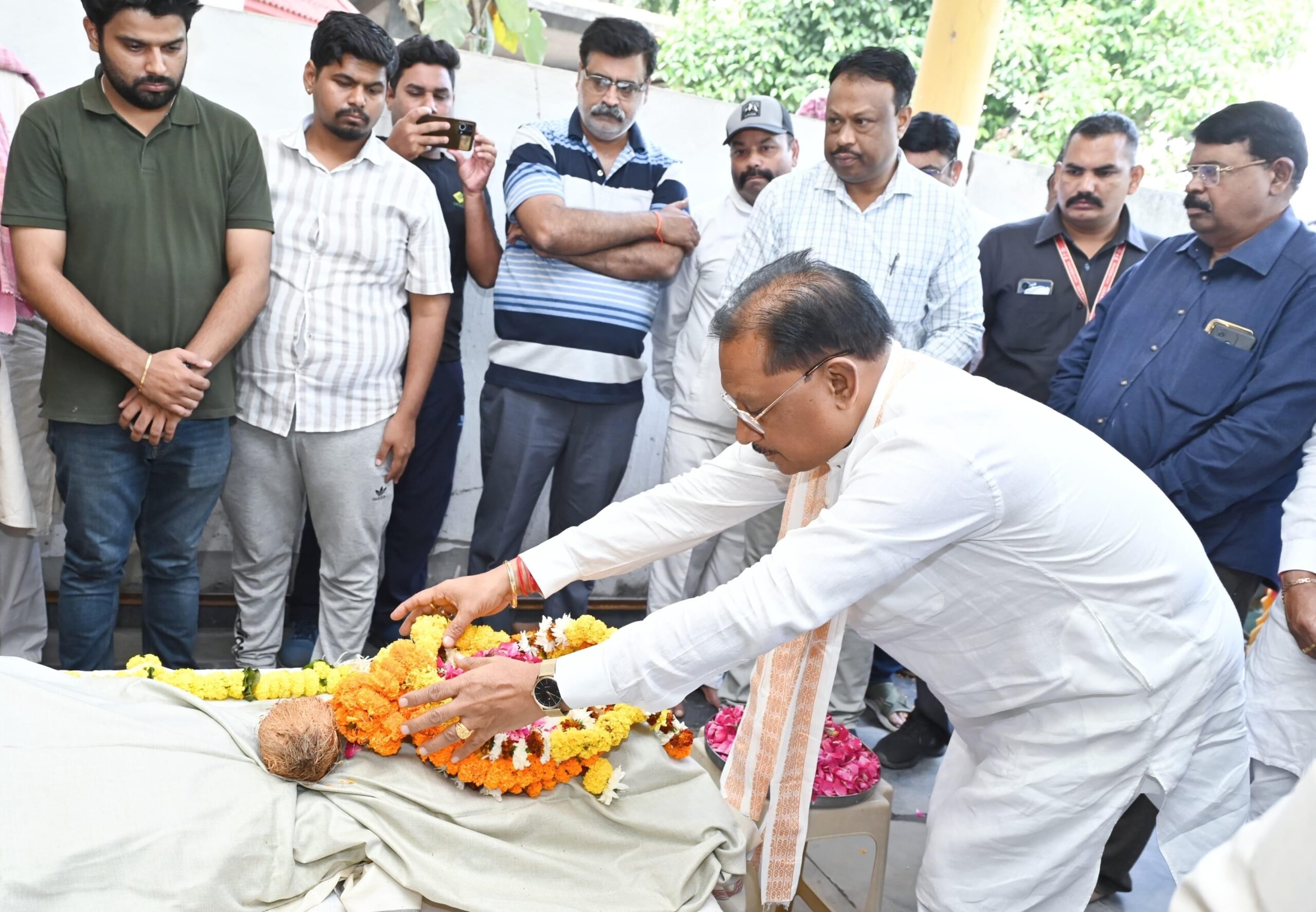 मुख्यमंत्री विष्णु देव साय ने पूर्व सांसद स्वर्गीय गोपाल व्यास के अंतिम दर्शन में शामिल होकर दी श्रद्धांजलि