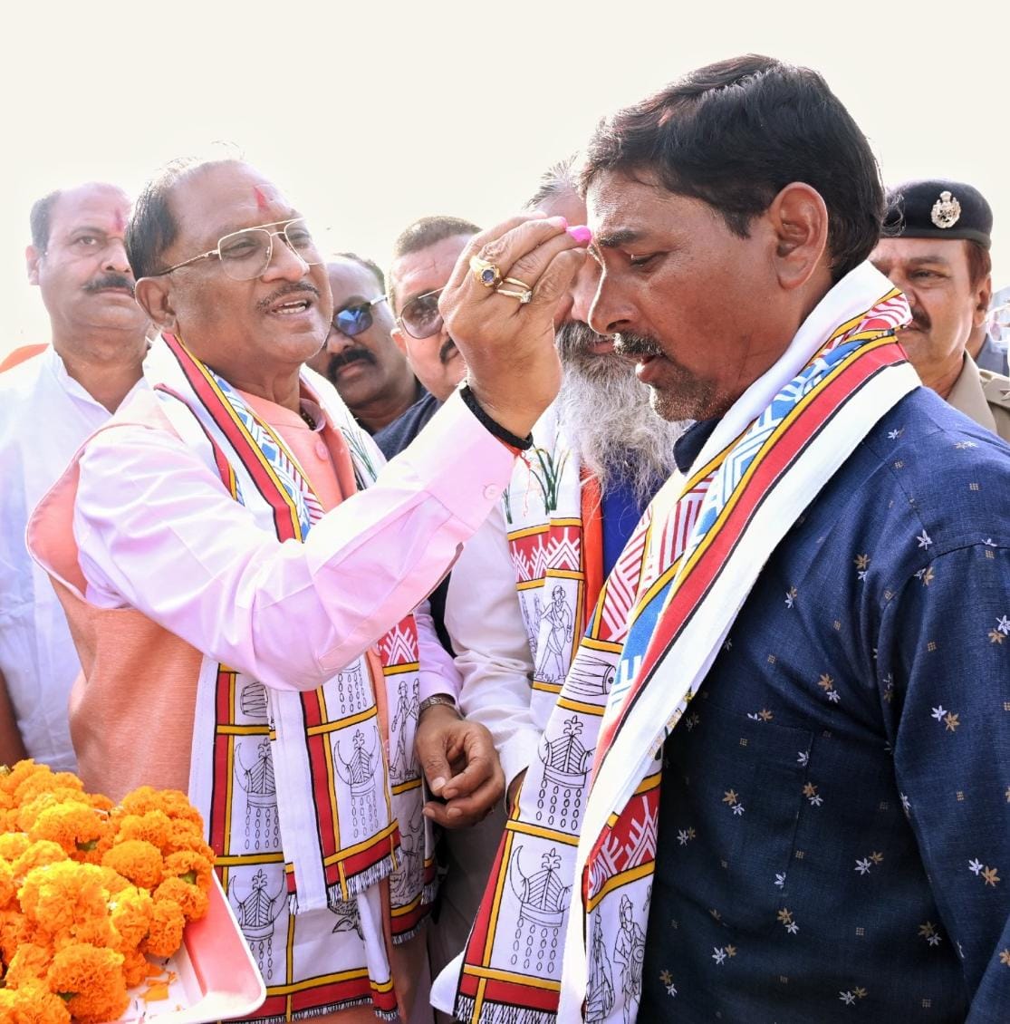 राज्य के मुखिया की उपस्थिति में धान खरीदी के कार्य का शुभारंभ होने से भाठागांव बी के किसान हुए प्रसन्नचित