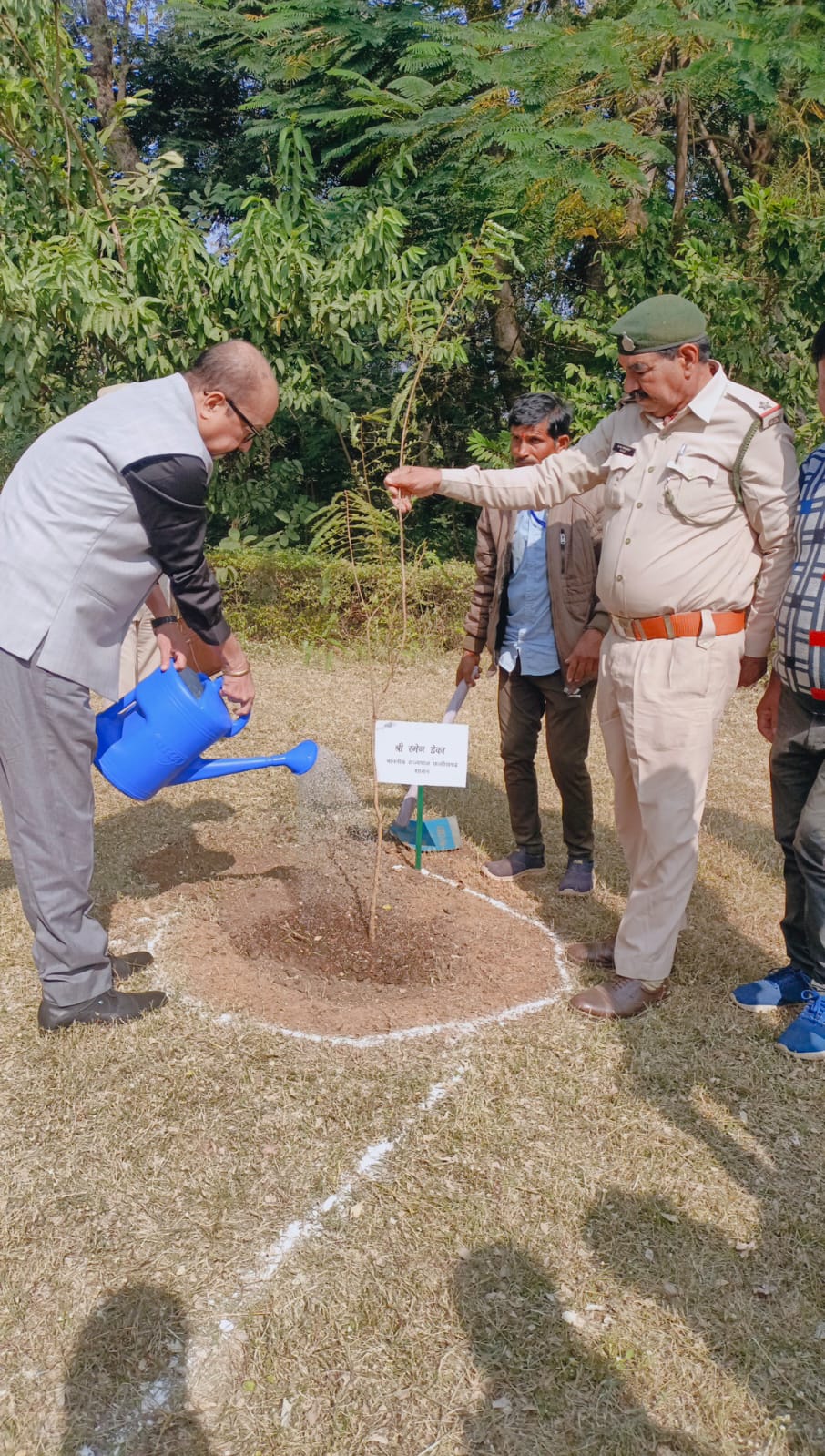 ‘‘माननीय रमन डेका, राज्यपाल, छत्तीसगढ़ शासन के द्वारा आंवला पौधा रोपण किया गया‘‘