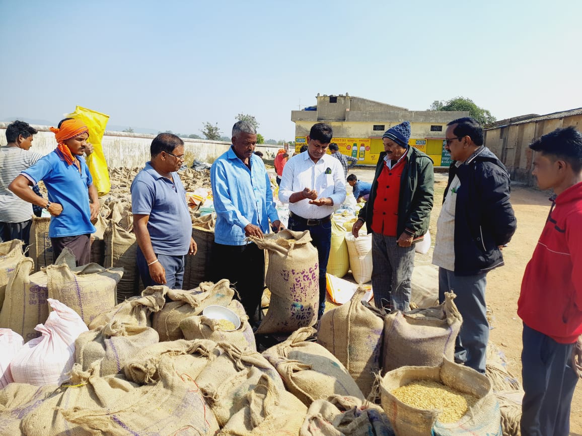 कलेक्टर भोसकर के निर्देशानुसार धान खरीदी के सुचारु संचालन हेतु उपार्जन केंद्रों में निरीक्षण हेतु पहुंच रहे नोडल अधिकारी