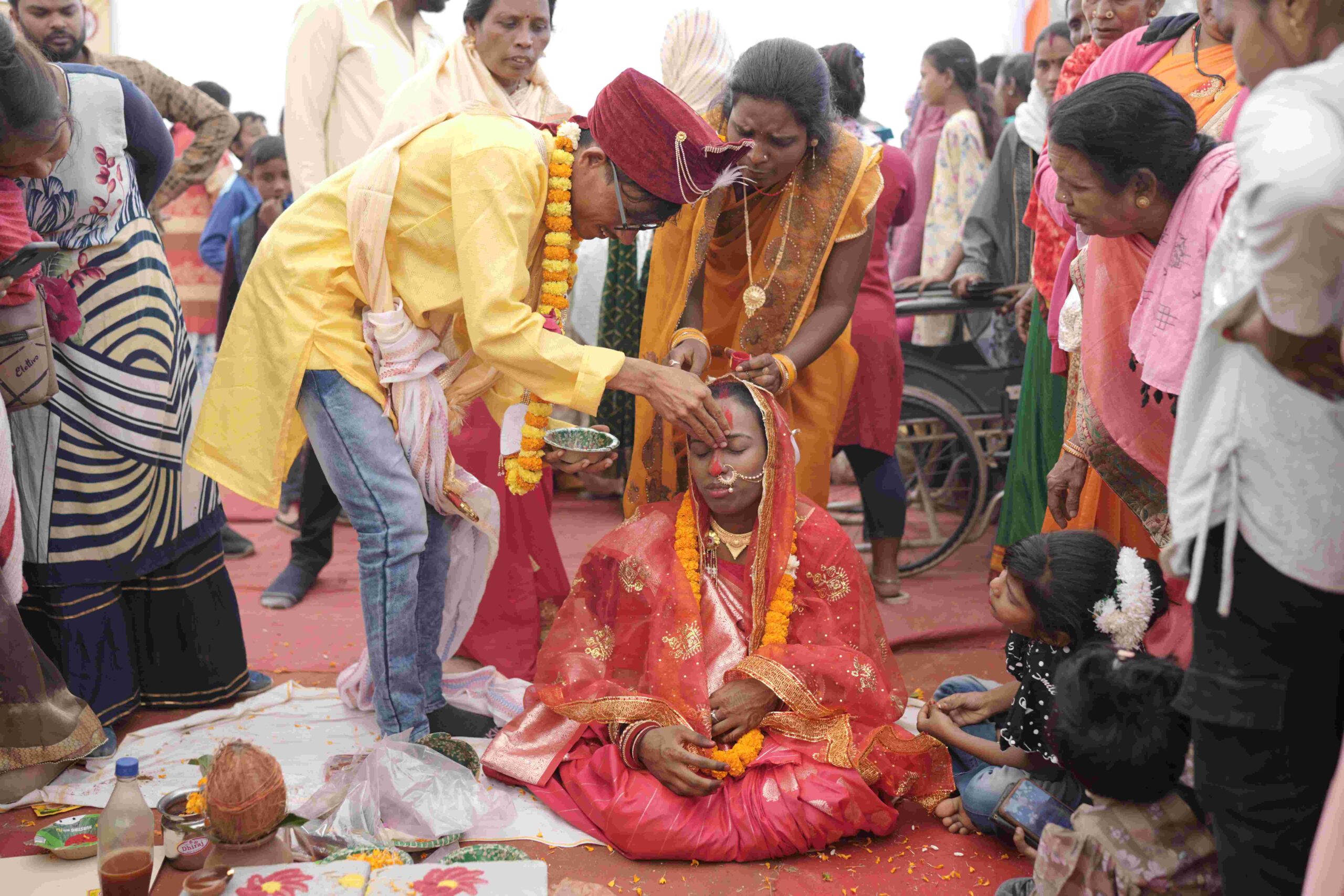 दिव्यांग प्रतिभा ने व्हीलचेयर में लिए सात फेरे अश्विनी साहू ने थामा हाथ