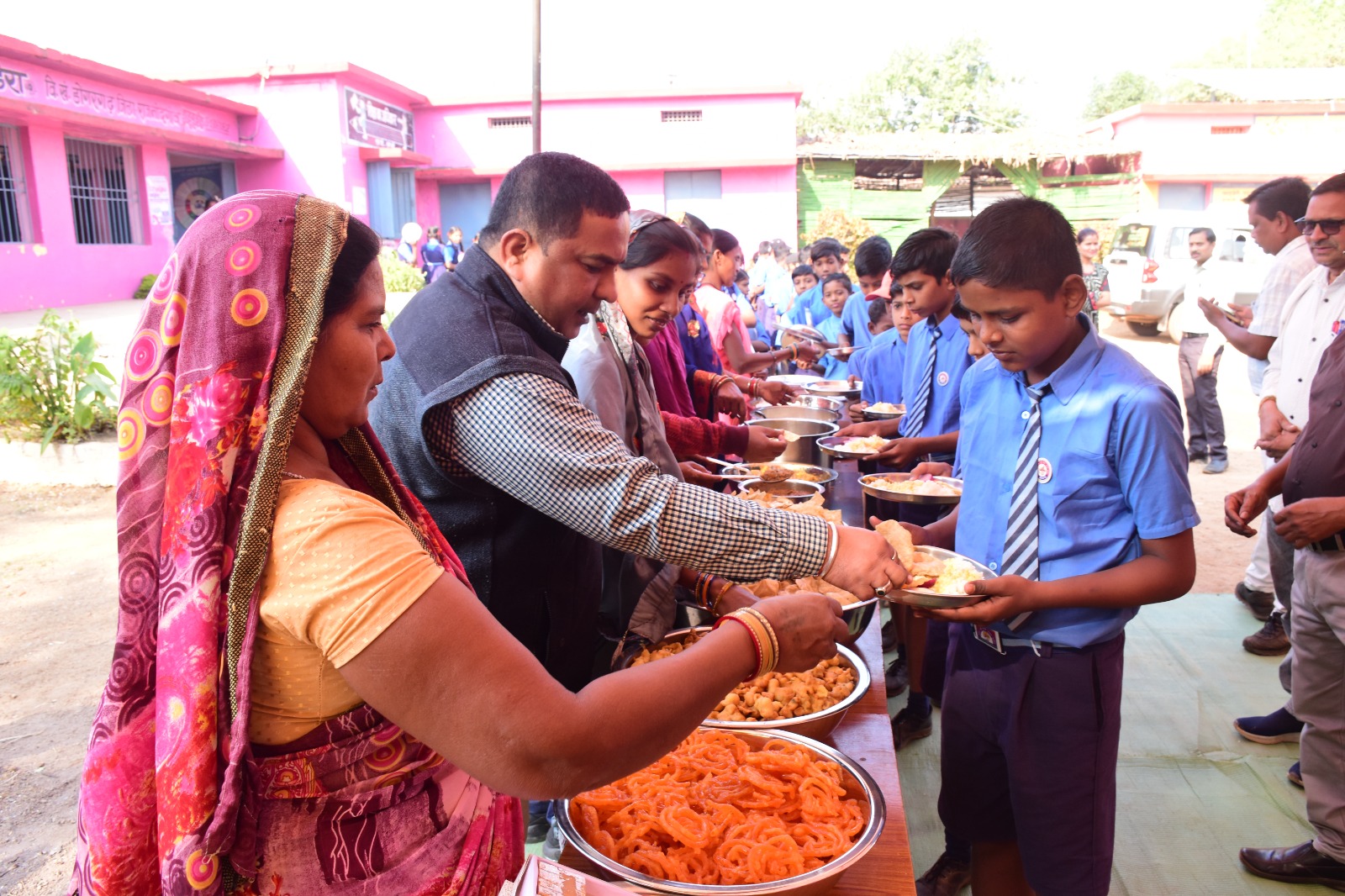 न्योता भोजन में बच्चों ने गरमा-गरम जलेबी, भजिया, बर्फी, पूड़ी एवं सुरूचिपूर्ण भोजन का लिया आनंद