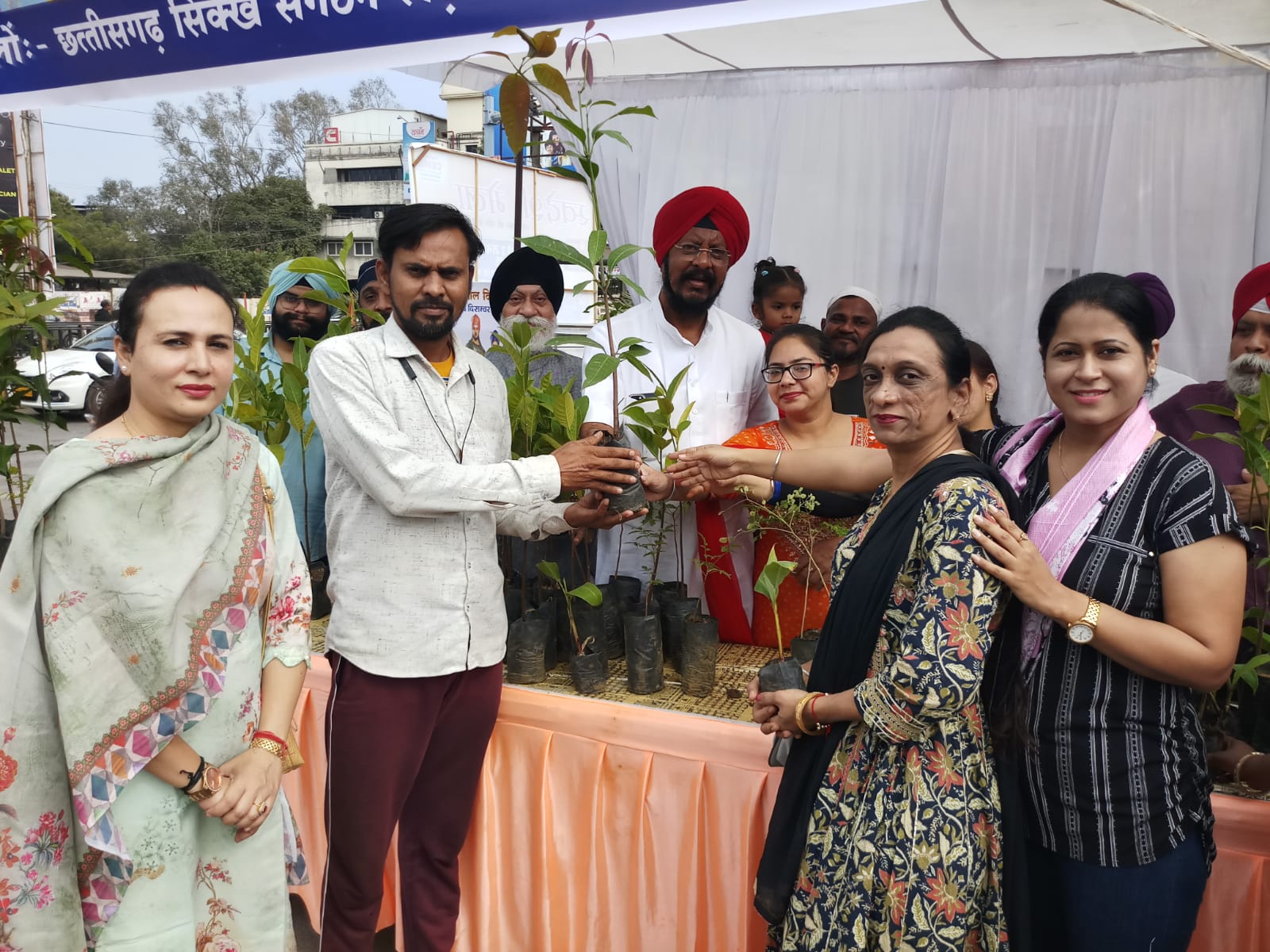 वीर बाल दिवस के उपलक्ष में जरूरतमंद लोगों को कंबल एवं पेड़ पौधे का किया गया वितरण