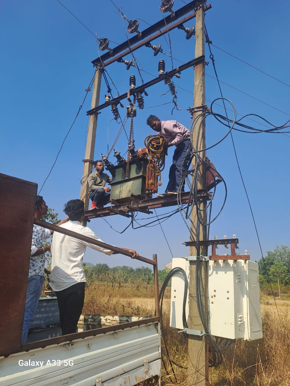 मुख्यमंत्री कैंप कार्यालय की पहल पर ग्राम बरडाड के जामटोली में लगाया गया ट्रांसफार्मर