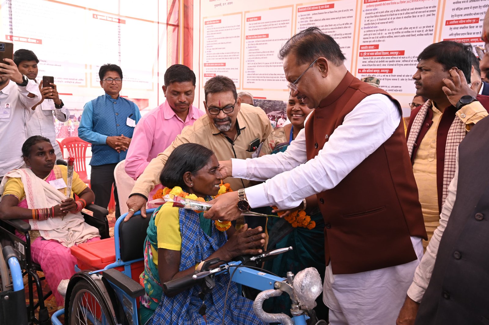 मुख्यमंत्री विष्णुदेव साय ने दिव्यांग कनक बाई को प्रदान की  मोटराईज्ड ट्रायसायकिल