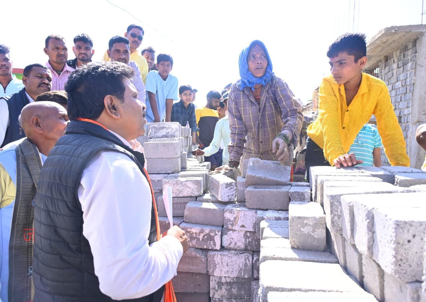 उपमुख्यमंत्री विजय शर्मा ने पीएम आवास के हितग्राहियों से की मुलाकात, निर्माण कार्य की गुणवत्ता पर दिया जोर