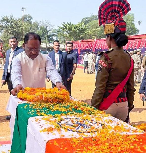 मुख्यमंत्री  विष्णुदेव साय ने शहीद जवानों को पुष्पचक्र अर्पित कर दी भावभीनी श्रद्धांजलि