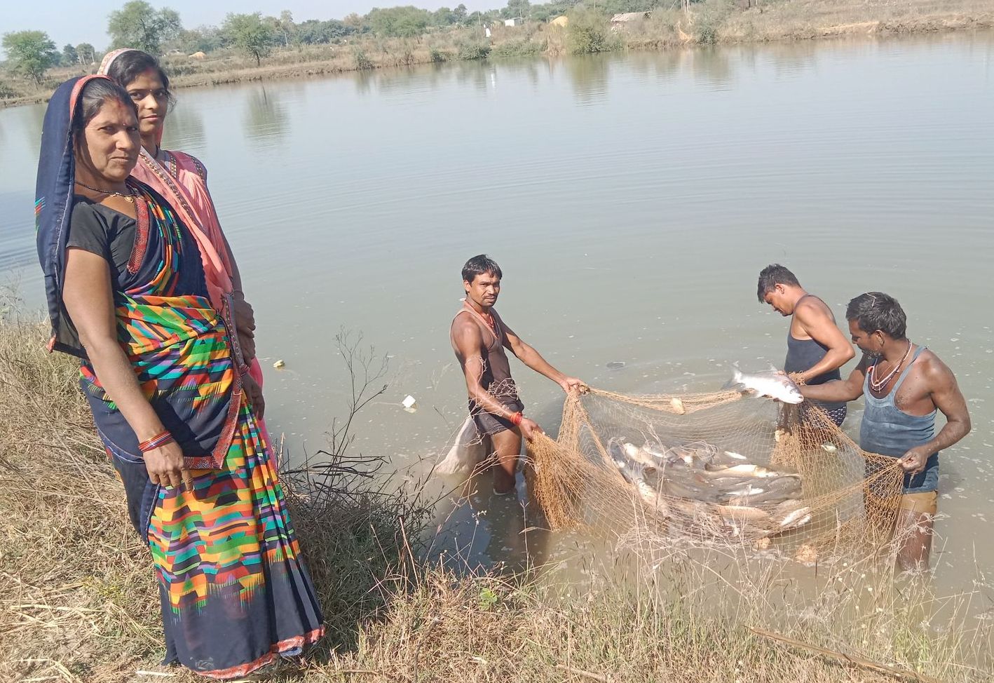 सखी सहेली समूह ने मछली पालन से बदली जिंदगी