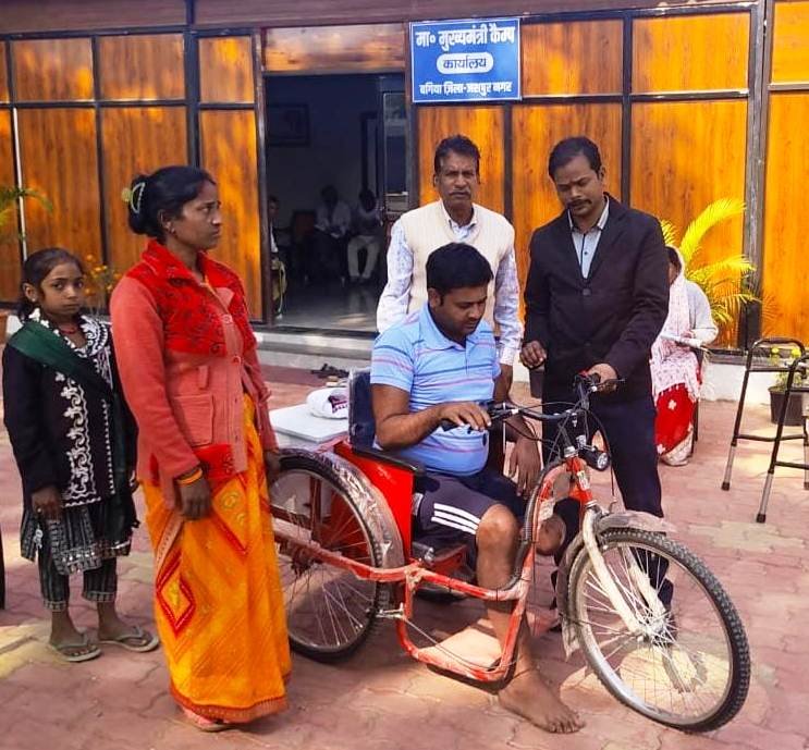 पुरेन्द्र हुआ अब आत्मनिर्भर, मुख्यमंत्री कैंप कार्यालय से मिली बैटरी चलित ट्रायसायकल