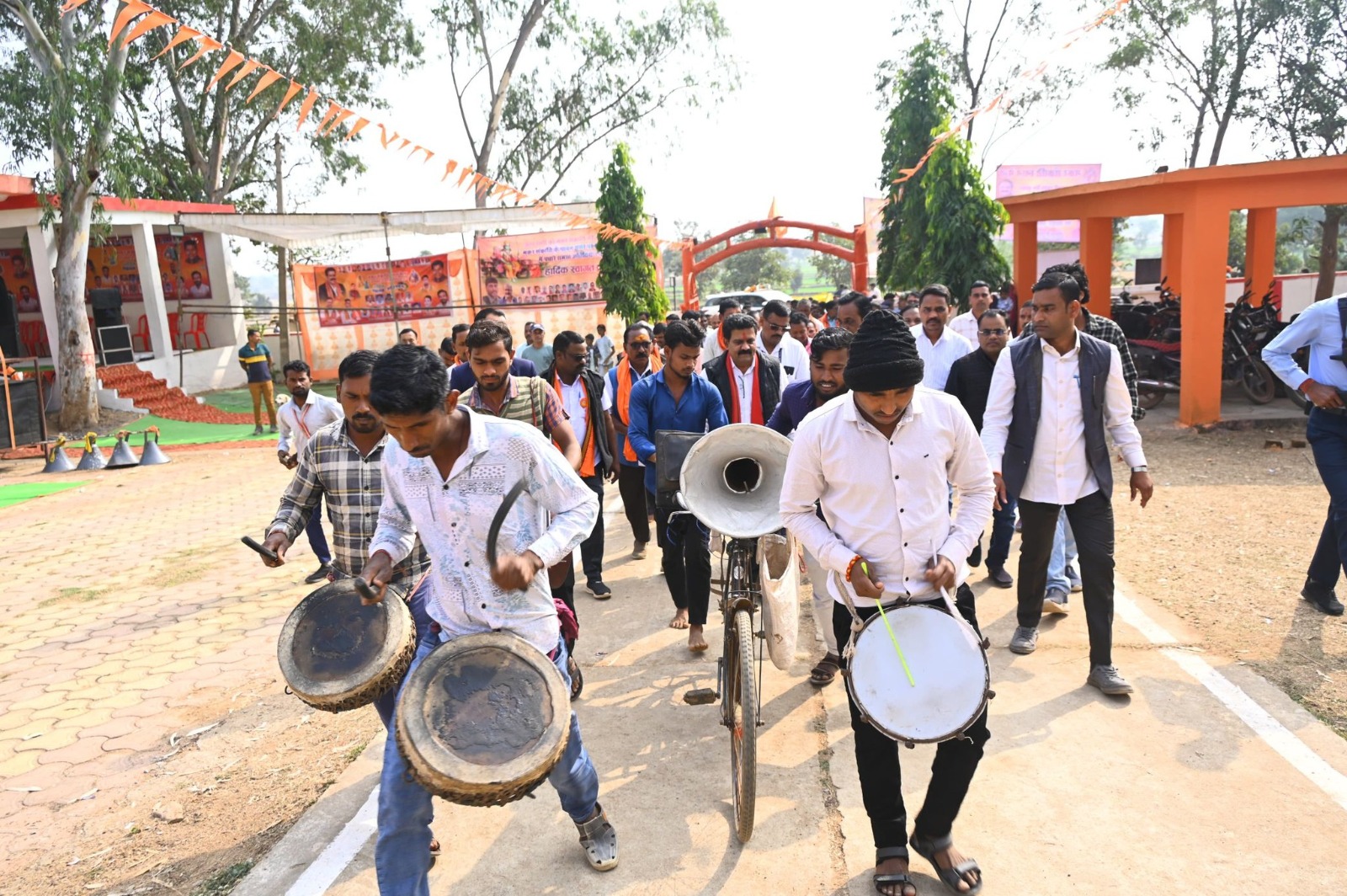 उपमुख्यमंत्री विजय शर्मा ग्राम रामचुवा में आयोजित मेला में शामिल हुए