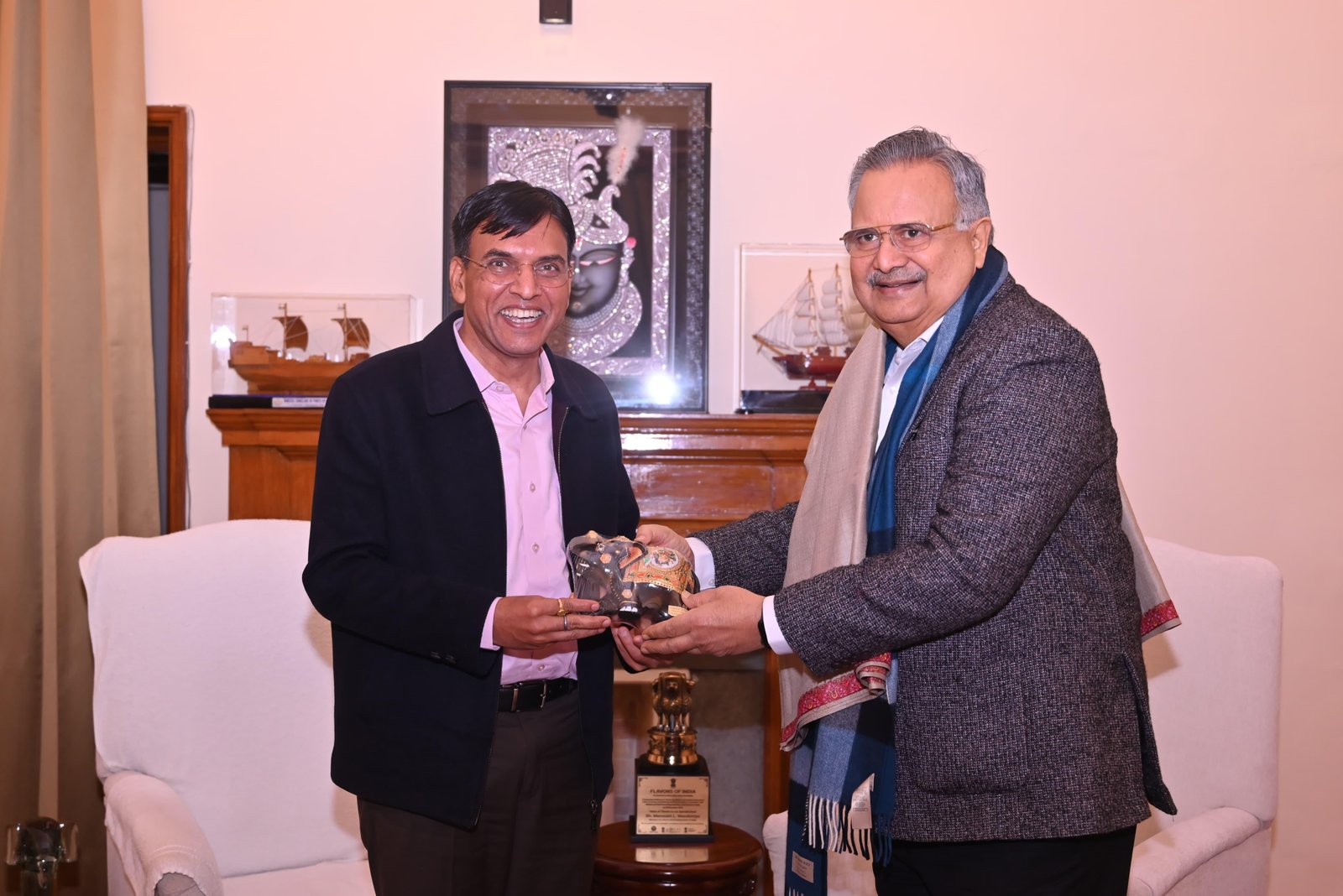 केंद्रीय मंत्री डॉ. मनसुख मांडविया से मिले विस अध्यक्ष डॉ. रमन सिंह, जनहित के मुद्दों पर की चर्चा