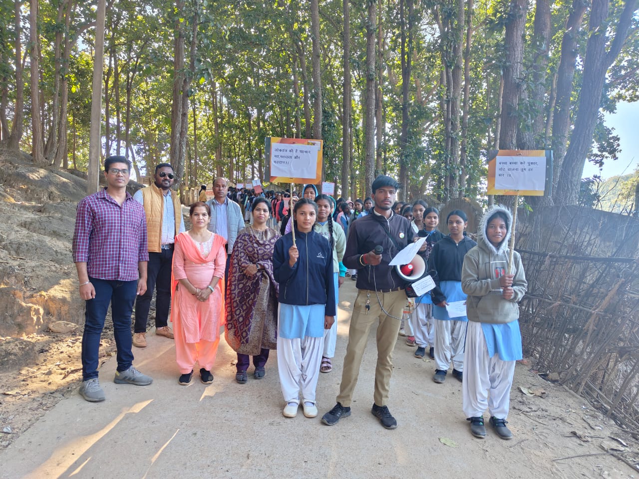 महारानी लक्ष्मी बाई कन्या विद्यालय जशपुर और सेजेस मनोरा के द्वारा जाबो कार्यक्रम के तहत निकाली मतदाता जागरूकता रैली।