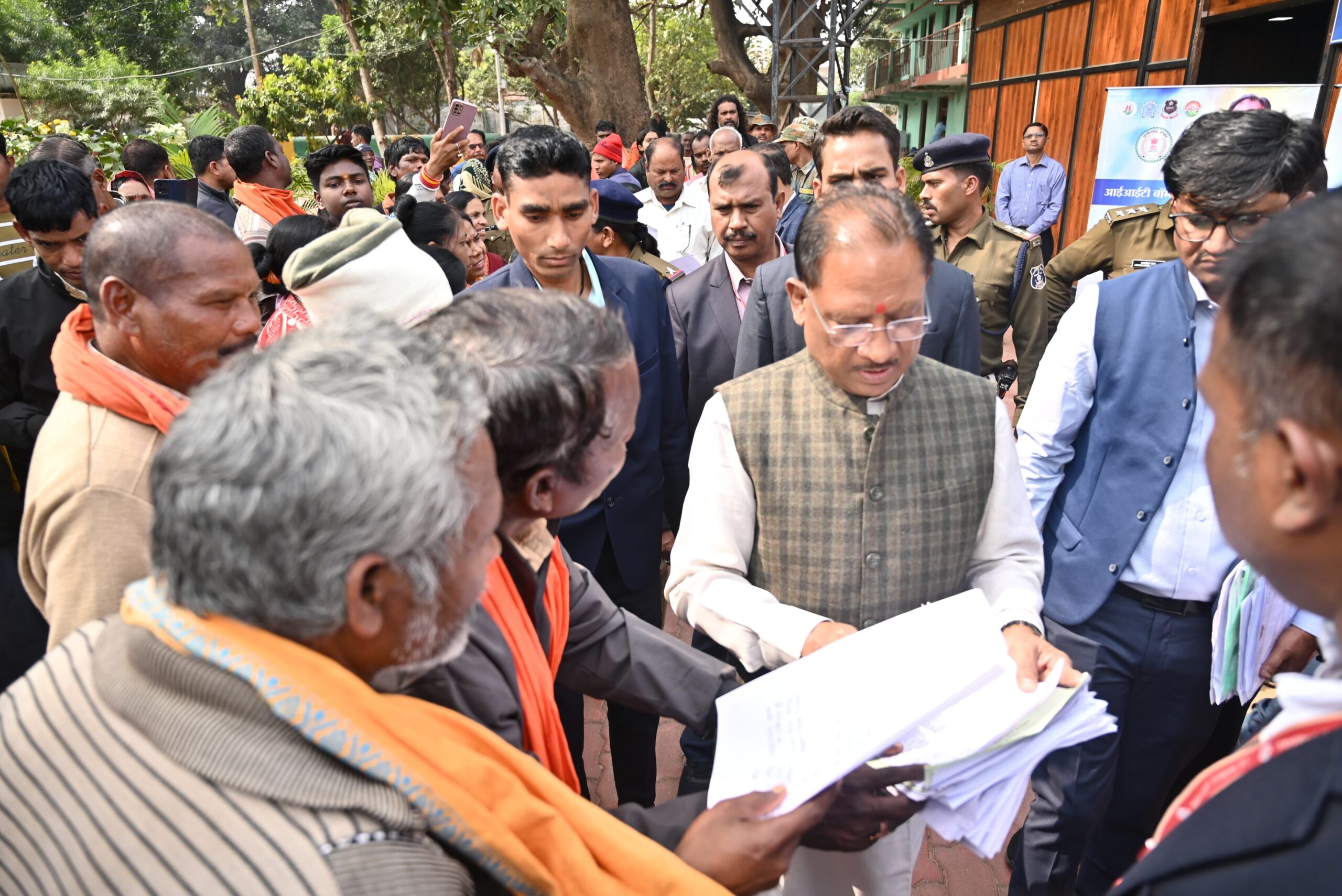 मुख्यमंत्री विष्णुदेव साय ने बगिया में आम नागरिकों से मुलाकात करके लोगों की मांगों और समस्याओं को सुना, निराकरण करने का दिया भरोसा……..