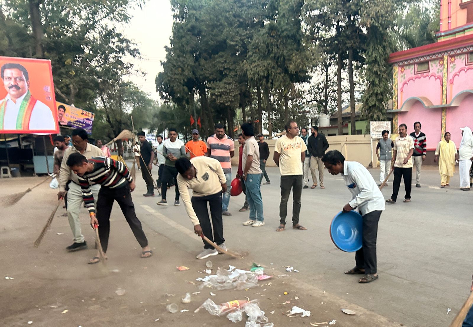 चुनाव जीतने के दूसरे दिन स्वच्छता को लेकर सड़को पर निकले नव निर्वाचित नगर पालिका अध्यक्ष चंद्रप्रकाश चंद्रवंशी