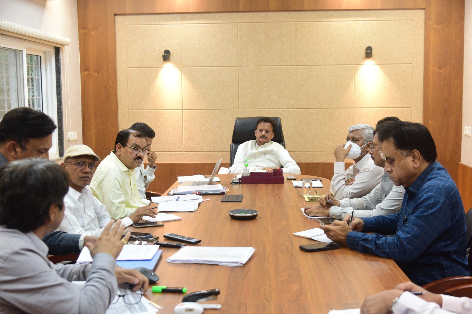 सरकार के पास संसाधनों की कमी नहीं, निर्माण एजेंसियाँ पूरी ऊर्जा और प्रतिबद्धता के साथ करें कार्य: उप मुख्यमंत्री शुक्ल