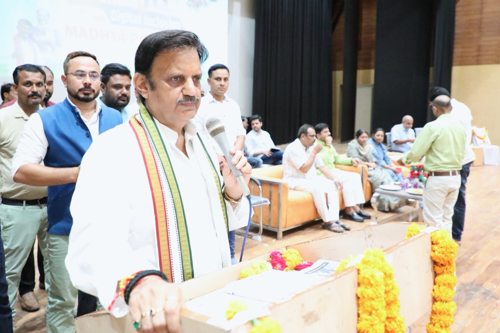 शासन की योजनाओं का लाभ दिलाने में महत्वपूर्ण भूमिका निभा रहे हैं कामन सर्विस सेंटर : उप मुख्यमंत्री शुक्ल