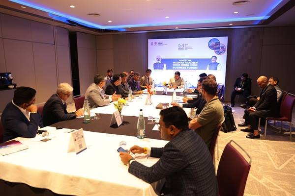 मुख्यमंत्री डॉ. यादव ने बार्सिलोना में टेक्सटाइल मशीनरी कंपनियों के पदाधिकारियों के साथ की राउंड टेबल बैठक