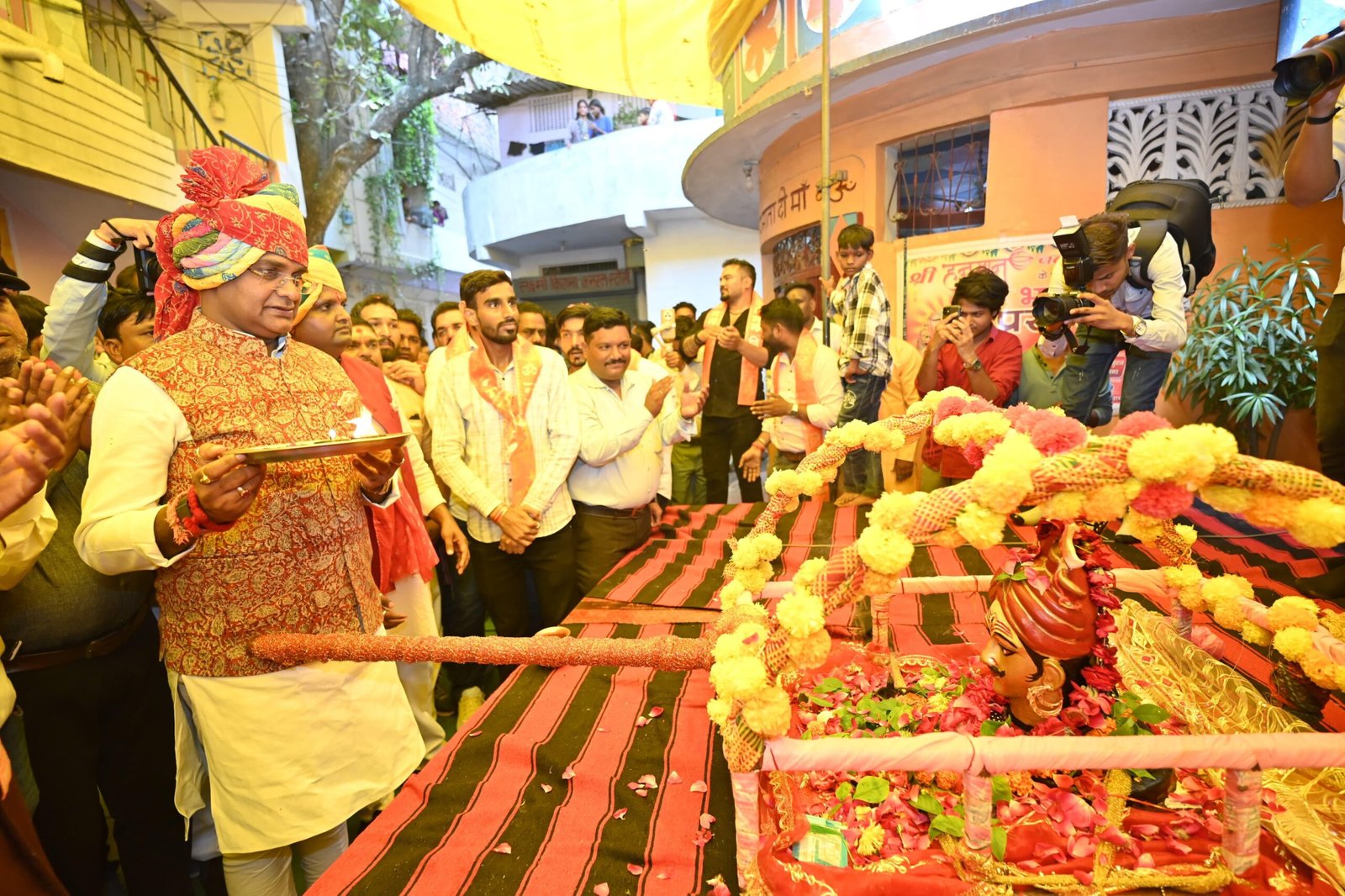 पालकी में भगवान श्री चन्द्रमोलेश्वर व श्री मनमहेश हाथी पर विराजित होकर भक्तों का कुशल-क्षेम लेने उज्जैन नगर भ्रमण पर निकले