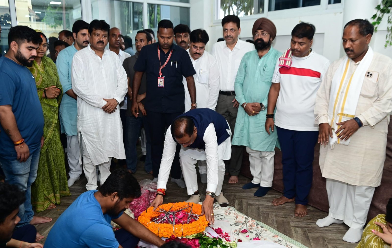 मुख्यमंत्री विष्णु देव साय ने स्वर्गीय निखिल कश्यप को दी श्रद्धांजलि, शोक संतप्त परिजनों से की मुलाकात