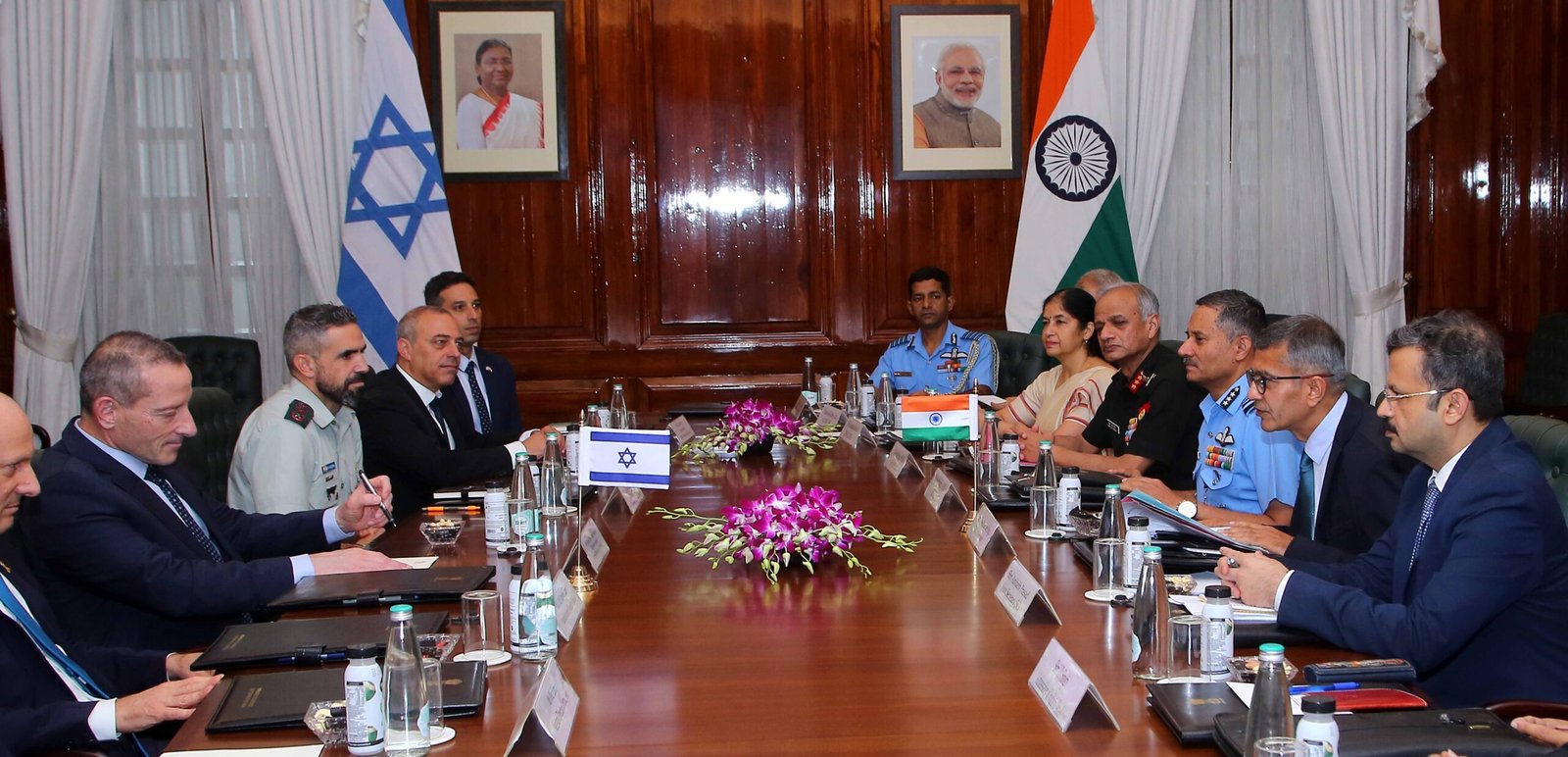 रक्षा सचिव ने नई दिल्ली में इजरायली रक्षा मंत्रालय के महानिदेशक के साथ द्विपक्षीय बैठक की