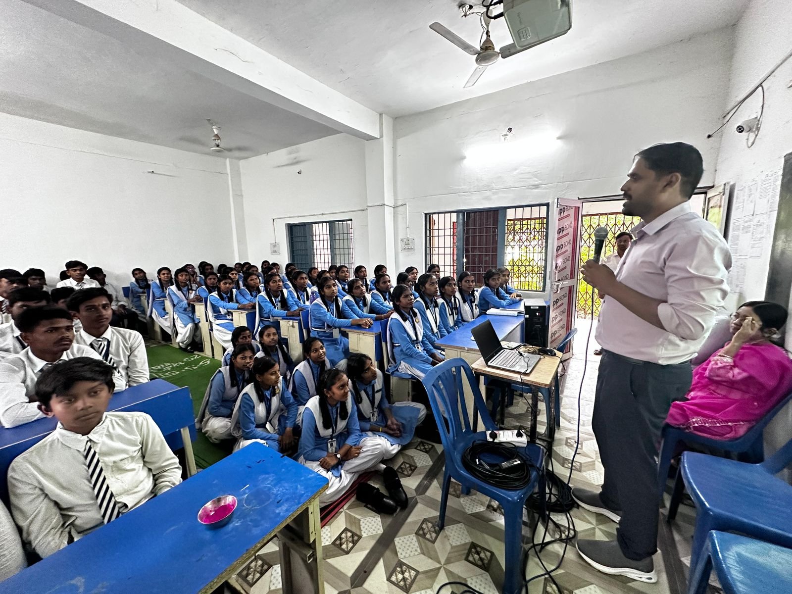 शिक्षा के साथ कौशल और स्टार्टअप की राह दिखा रहे हैं कलेक्टर