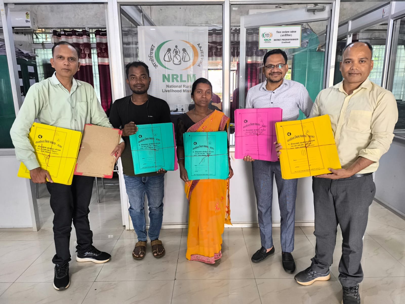 फाइल पैड का निर्माण कर गंगा स्व सहायता समूह  हो रही आर्थिक रूप से सशक्त