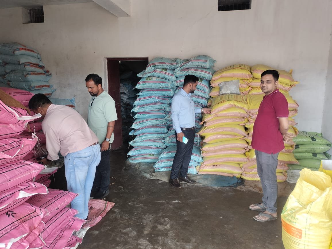 कलेक्टर ने किसानों को निर्धारित मूल्य पर ही उर्वरकों का वितरण करने के दिए निर्देश