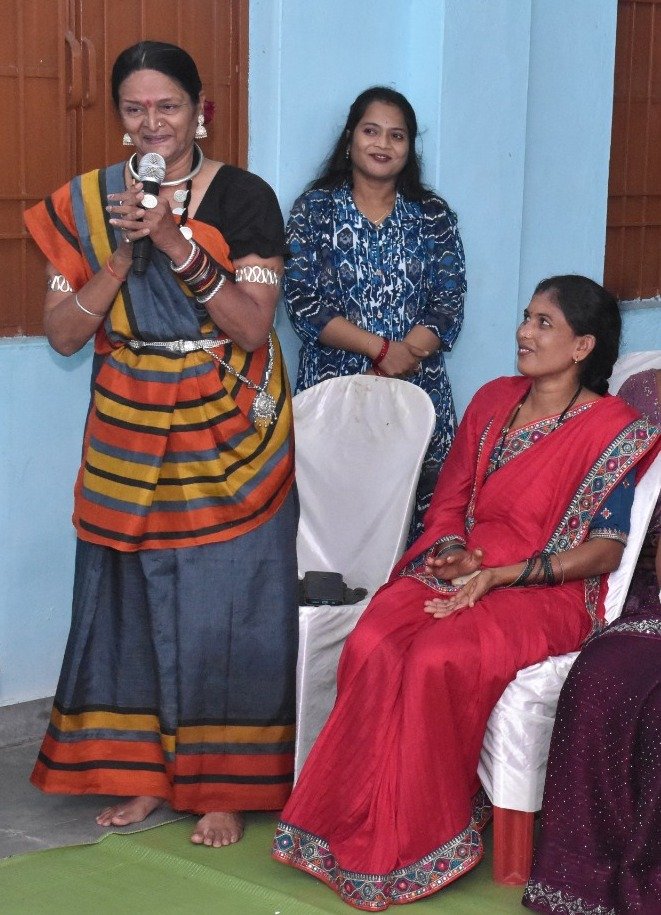 62 वर्षीय जेसीबी दीदी दमयंती सोनी जेसीबी, चेन माउंटेन और हाईवा जैसी भारी मशीनरी वाहनों को आसानी से ऑपरेट कर दे रही अपनी कौशल और साहस का परिचय